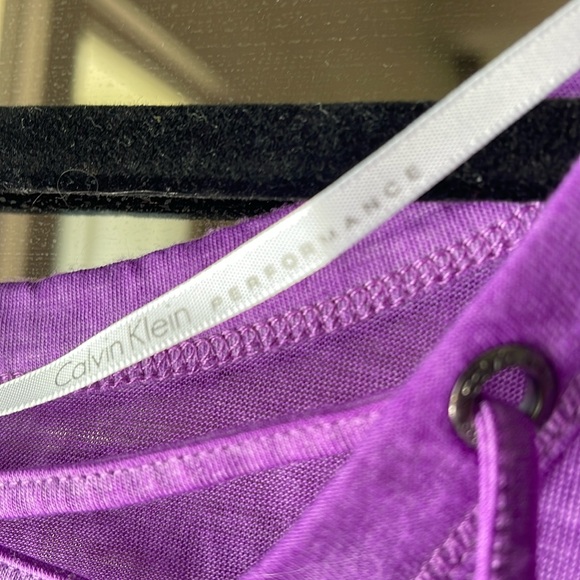 NWT - CALVIN KLEIN - Performance Top (L) - Picture 3 of 12